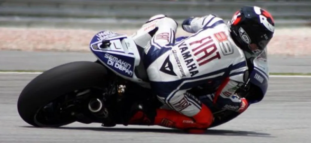 MotoGP: FP1 con Jorge Lorenzo in testa sull'asfalto umido di Phillip Island