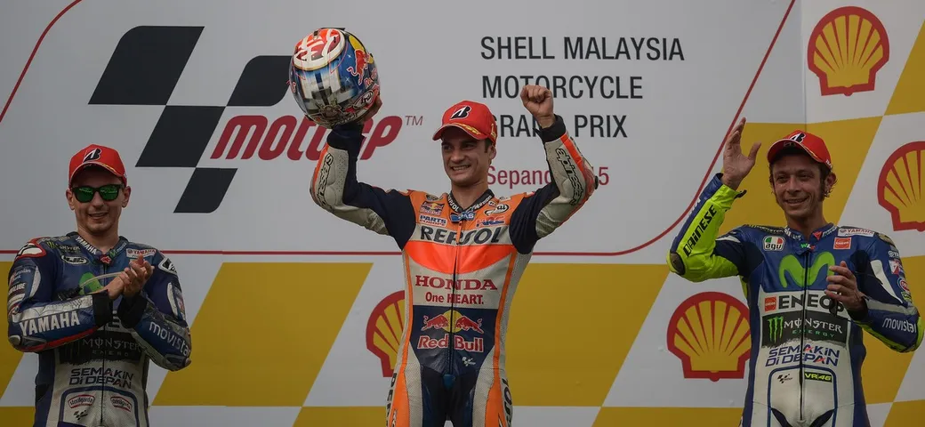 MotoGP Sepang, vince Pedrosa. Ma il contatto fra Rossi e Marquez cambia il gioco. Valentino in 