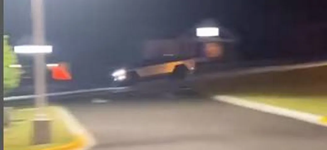 Tesla Cybertruck inseguita dalle auto della polizia | Video