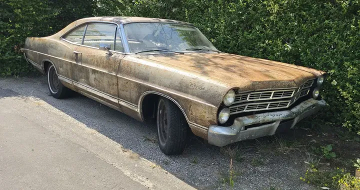 Questa Ford Galaxie del 1967 sembra rovinata apposta, ma la verità è un’altra