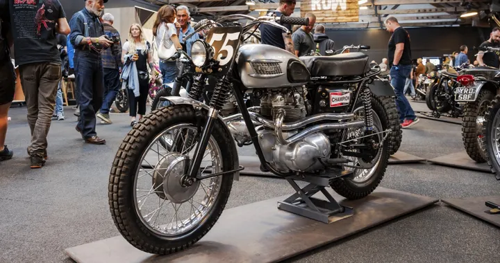Un restauro fuori dagli schemi: la Triumph anni ’60 trasformata in desert sled