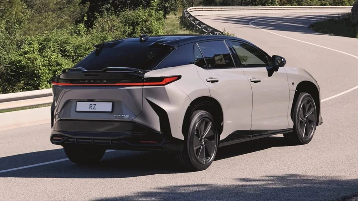 Lexus RZ, introdotte simulazione del cambio marcia e sterzo elettronico
