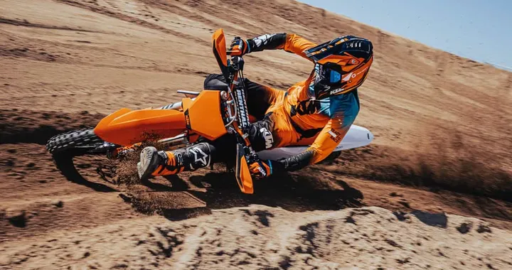 KTM presenta la nuova gamma SX 2023: caratteristiche, disponibilità e prezzi