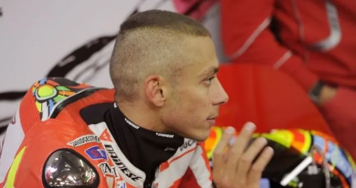 MotoGP Silverstone: warm-up bagnato. Sempre Stoner. Rossi gap di oltre 5 secondi