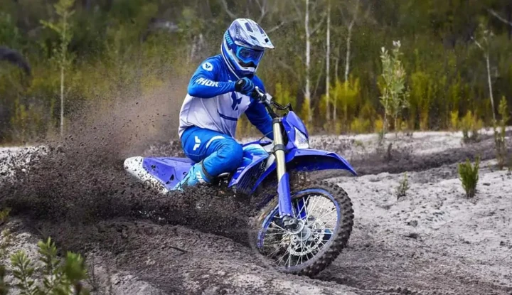 Yamaha WR450F 2027: la enduro cambia per essere più facile da guidare