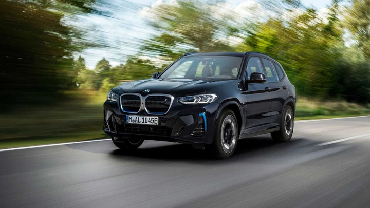 Bmw iX3: svelato il restyling del SUV 100% elettrico