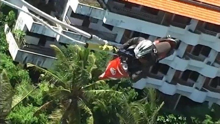 Bungee jumping con lo scooter [video]