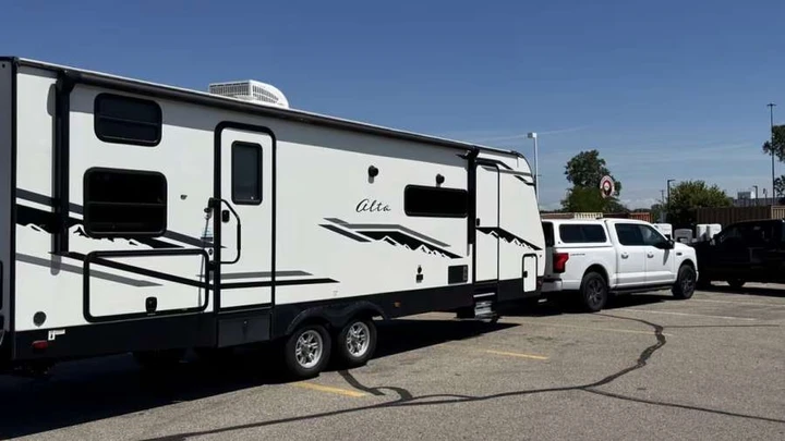 Traina un camper da 3,6 tonnellate con l'elettrico: il “pieno” lo fa in campeggio