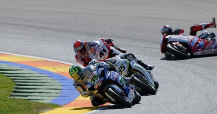 Foto del giorno: Michel Fabrizio scivola in gara 1 a Valencia