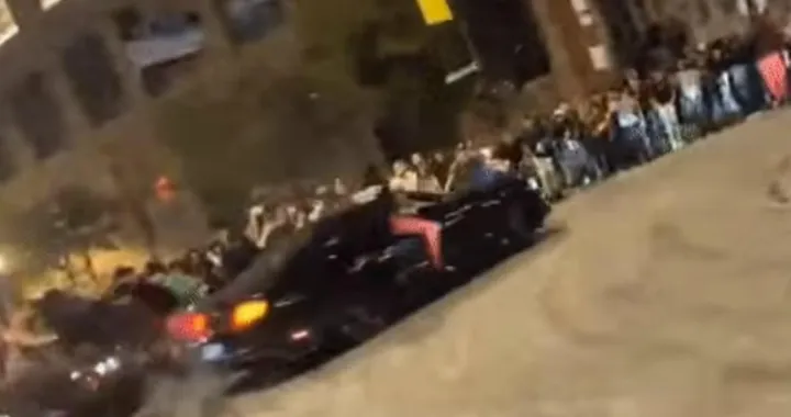 Con la Ford Mustang fa i donut, perde il controllo ed è crash [Video]