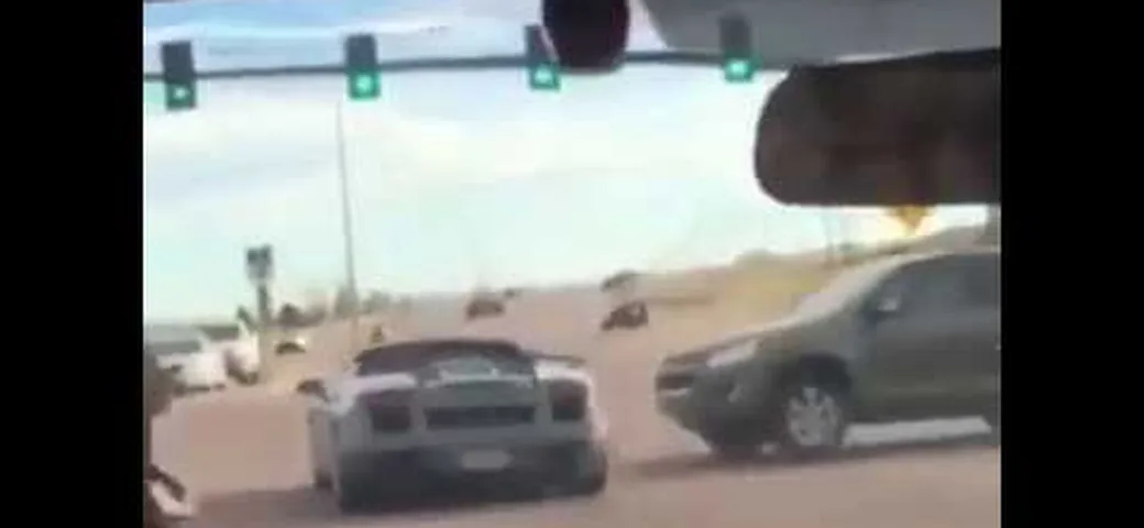 Lamborghini Gallardo: incidente con un SUV che la colpisce [Video]