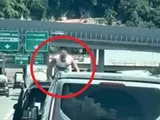 Flessioni sul tetto dell’auto in corsa: follia in autostrada