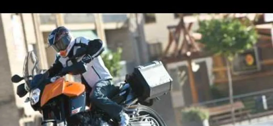 KTM 990 SM-T ABS 2011 in azione
