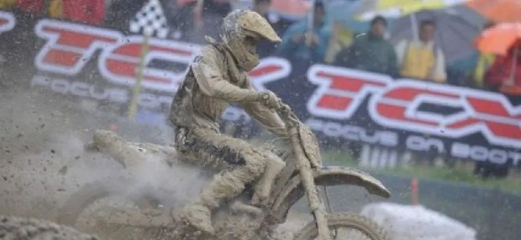 Mondiale Motocross a Faenza: Tanel Leok e Paulin Gautier danzano sotto la pioggia