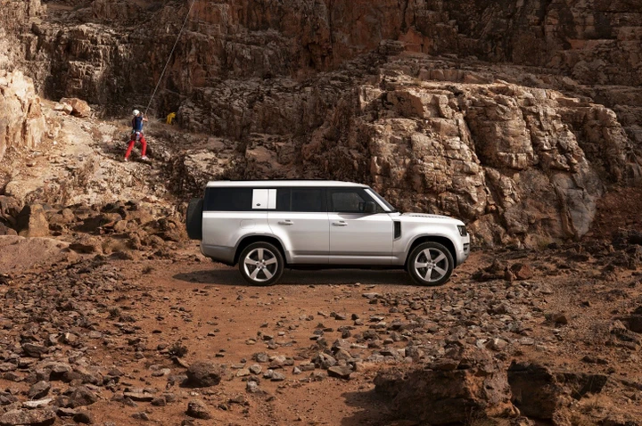 Land Rover Defender 130 8 posti: dimensioni, interni, prezzo
