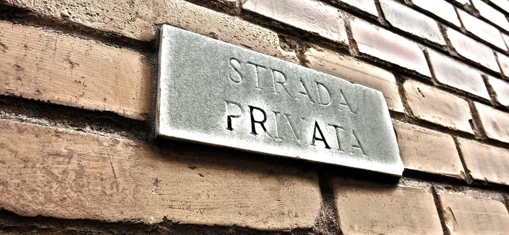 La multa nella strada privata è valida? Ecco cosa dice la normativa