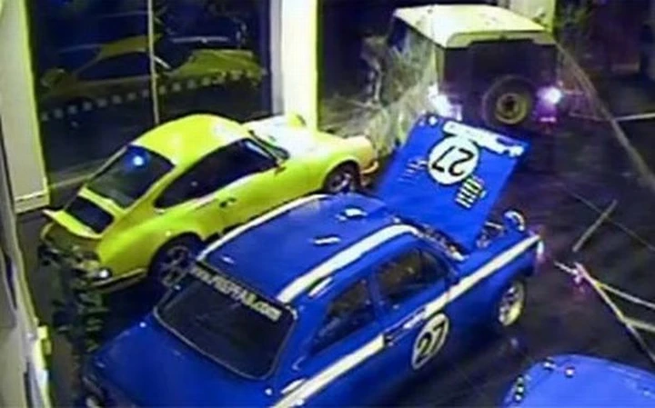 Bastano 40 secondi per rubare un'auto dentro un concessionario