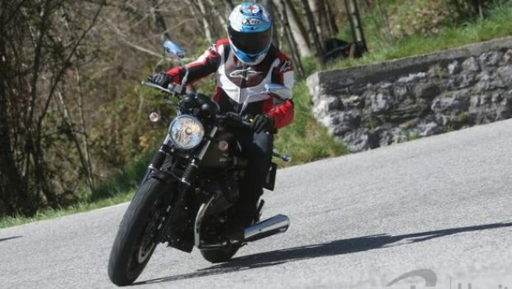 TEST Moto Guzzi V7 2012: tre 