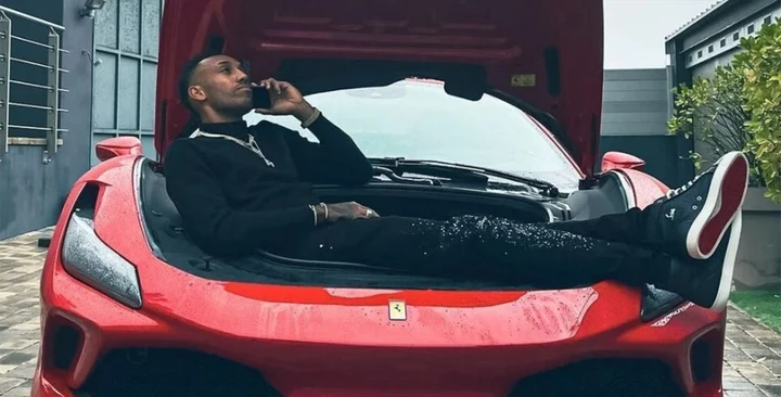 Cullato da una Ferrari: l’eccentrico arrivo di Aubameyang al Barcellona