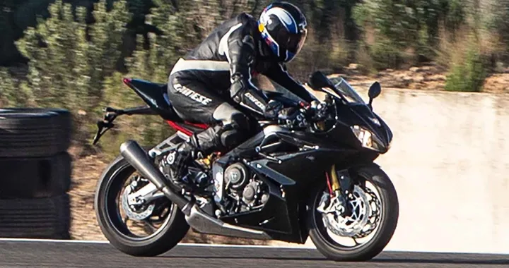 Triumph Daytona 765: foto spia durante i primi test