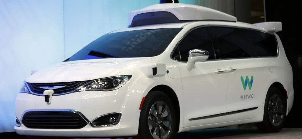Guida autonoma: per andare a ritirare la spesa, una Chrysler Pacifica targata Waymo