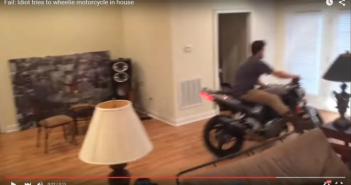 Fare l'eroe con la moto in casa non è una prova d'intelligenza [Video]