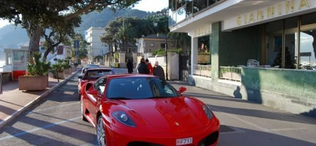 Natale in Ferrari: un raduno a Laigueglia