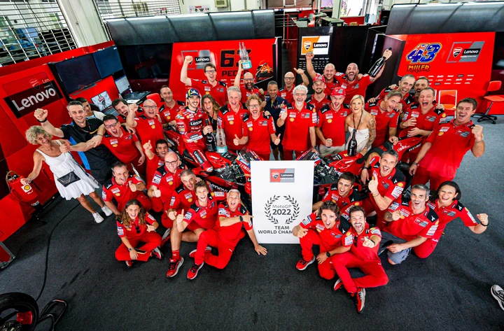 Bagnaia regala il titolo squadre al team Ducati Lenovo