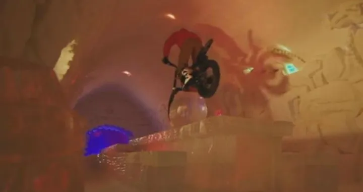 Dougie Lamkin con la moto da trial allo Snow Hotel [Video]