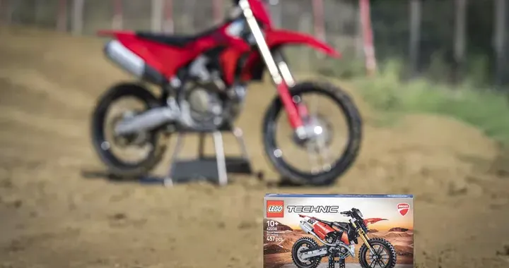 Ducati Desmo450 MX Factory LEGO: 457 pezzi per la moto da cross