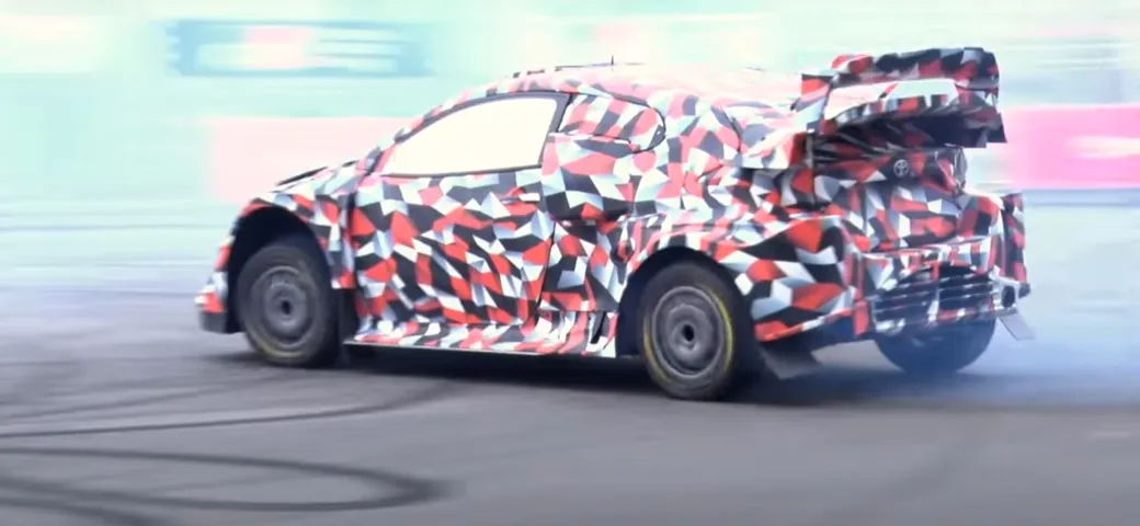 Toyota: il presidente Akio Toyoda drifta con la GR Yaris