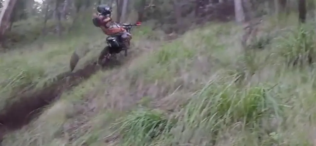 Enduro, pilota colpito da una pietra [Video]