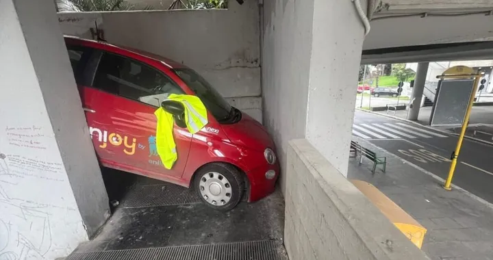 Fiat 500 bloccata sulle scale di un palazzo, mistero a Roma