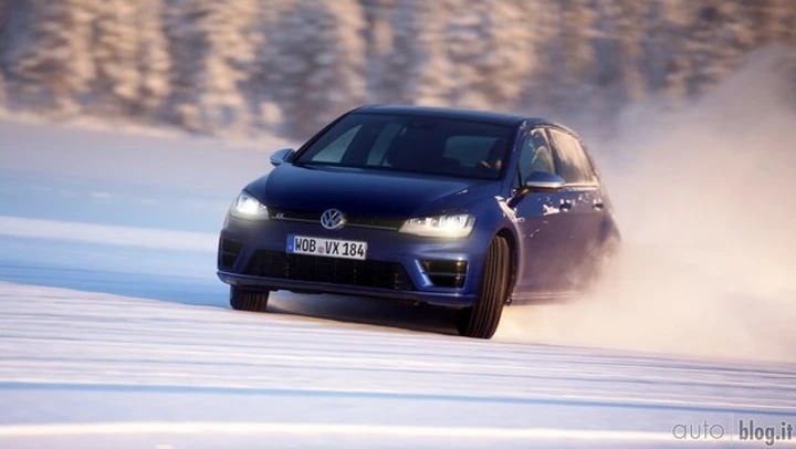 Volkswagen Golf R in video sulla neve