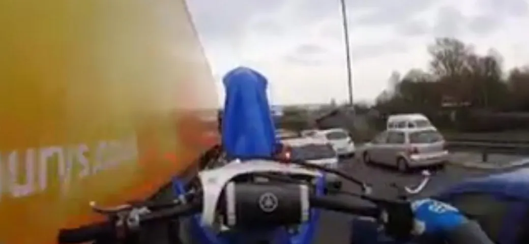 Sorpassa le auto in impennata [Video]