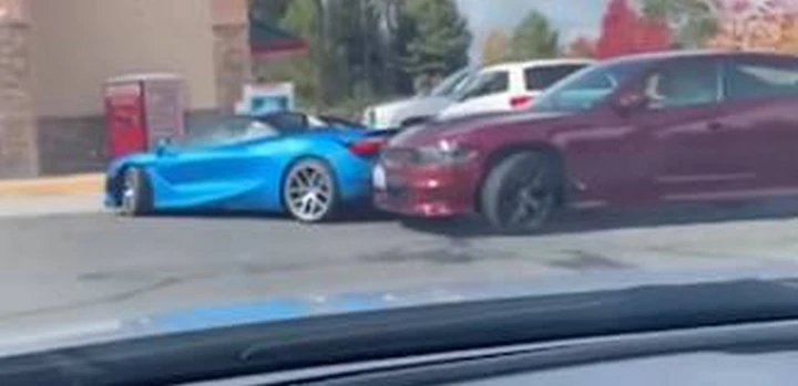 Retromarcia col botto per la McLaren 720S | Video
