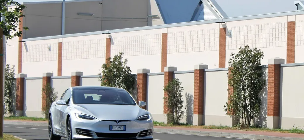 Tesla incidente mortale: un altro incendio dopo l'urto