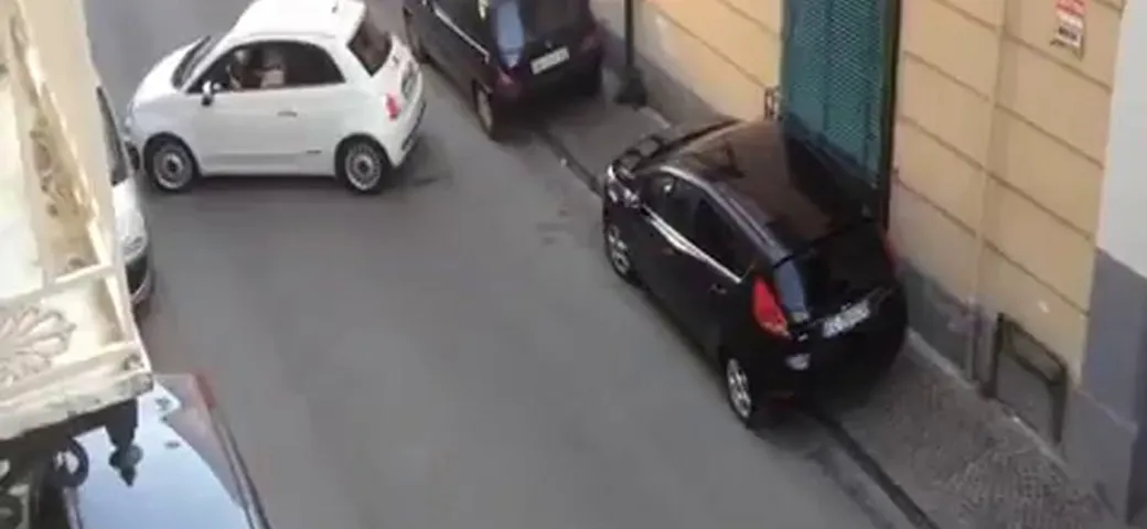 Follia a Cardito: blocca la via per ore e si inalbera