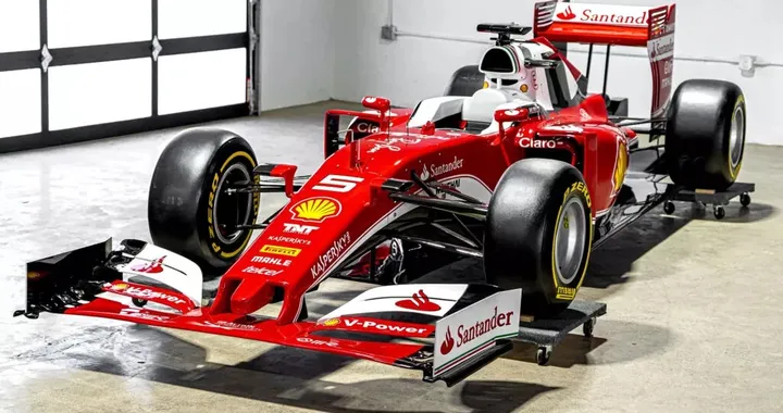 Sembra la Ferrari di Vettel, ma è una replica della F1: prezzo enorme