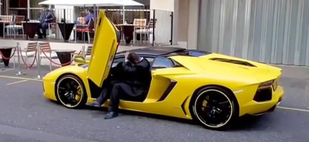 Quando il parcheggiatore è troppo alto per la Aventador