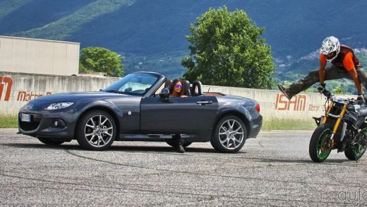 Mazda MX-5 Cult: video test su strada e in pista con Alessandra