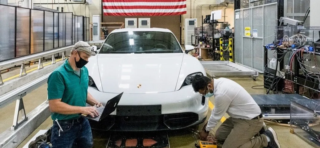 Ricarica veloce auto elettriche: Porsche punta sull’induzione