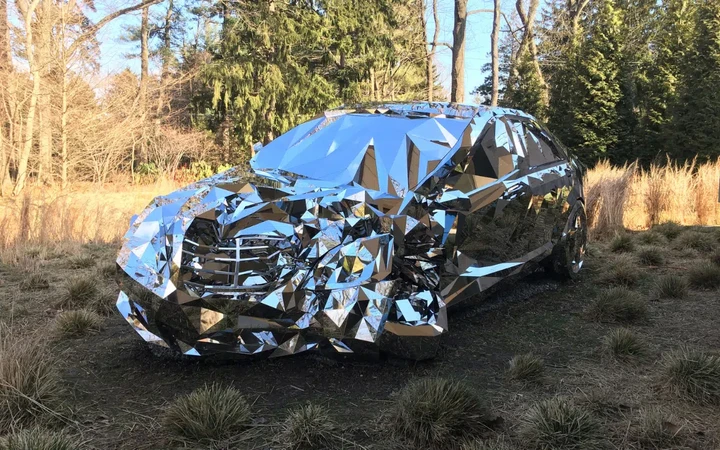 Una Mercedes ricoperta da 12.000 specchi: un'opera d'arte