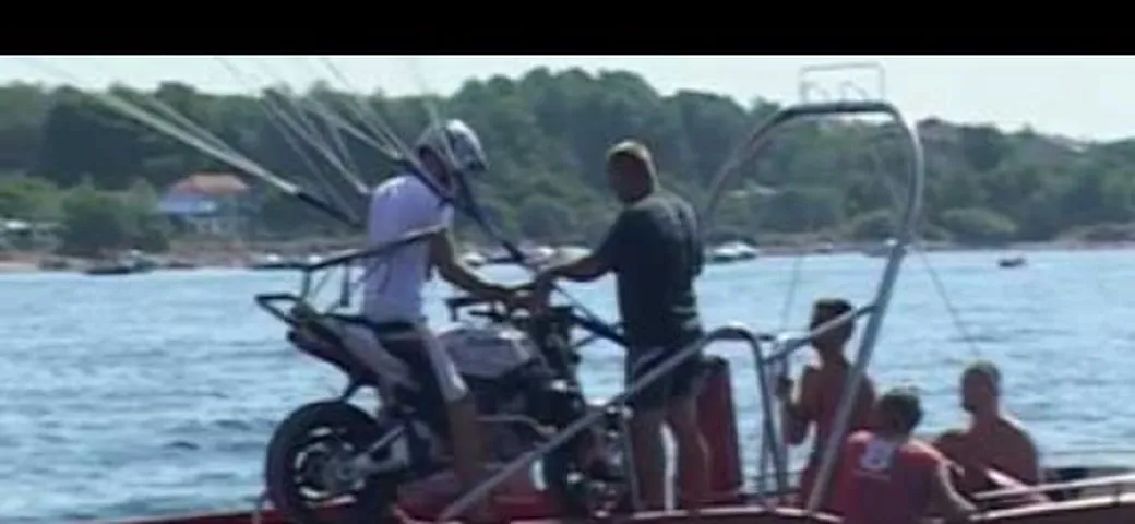 Freestyle sull'acqua con un paracadute