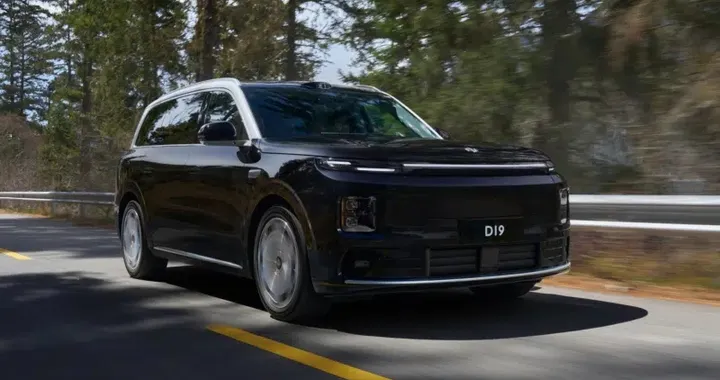 Leapmotor D19 debutta in Cina: batteria record da 80 kWh e 500 km EV