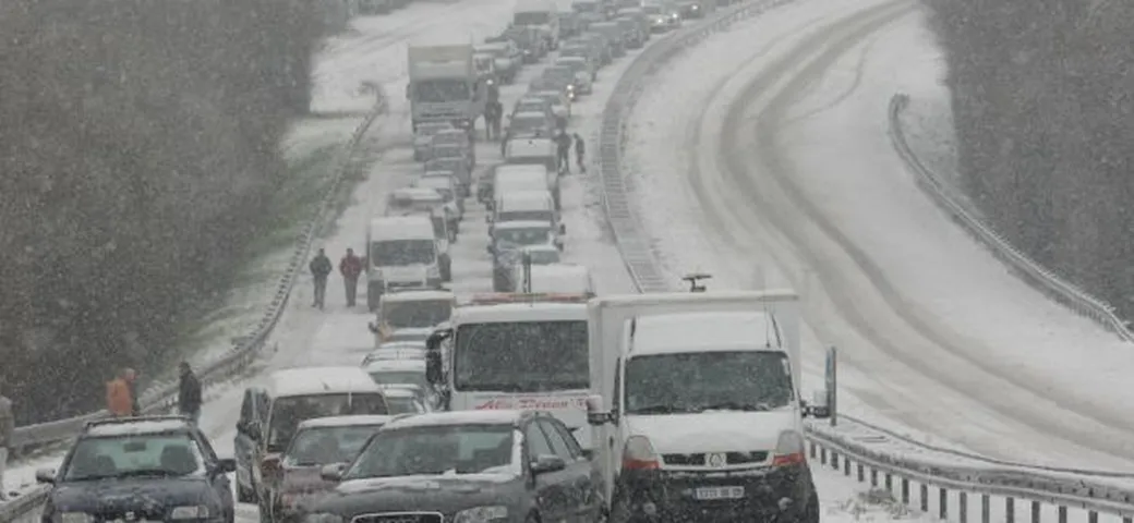 6 consigli utili se siete bloccati in auto sotto la neve
