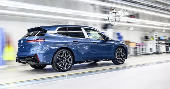 BMW iX, il restyling porta in dote un'autonomia da record