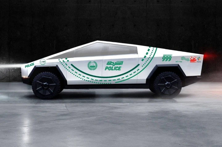 Un Tesla Cybertruck alla Polizia di Dubai