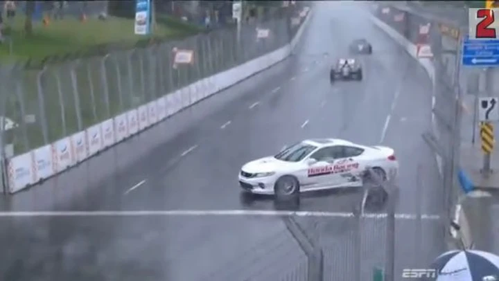 A Toronto piove troppo. La safety car va fuori pista