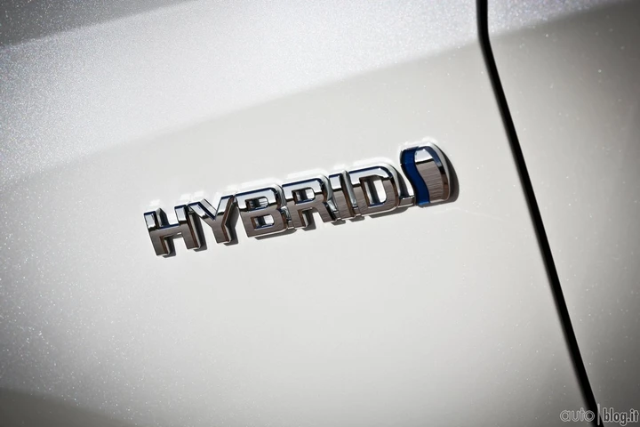 Svolta epocale, per la prima volta l'ibrido supera la benzina in Ue